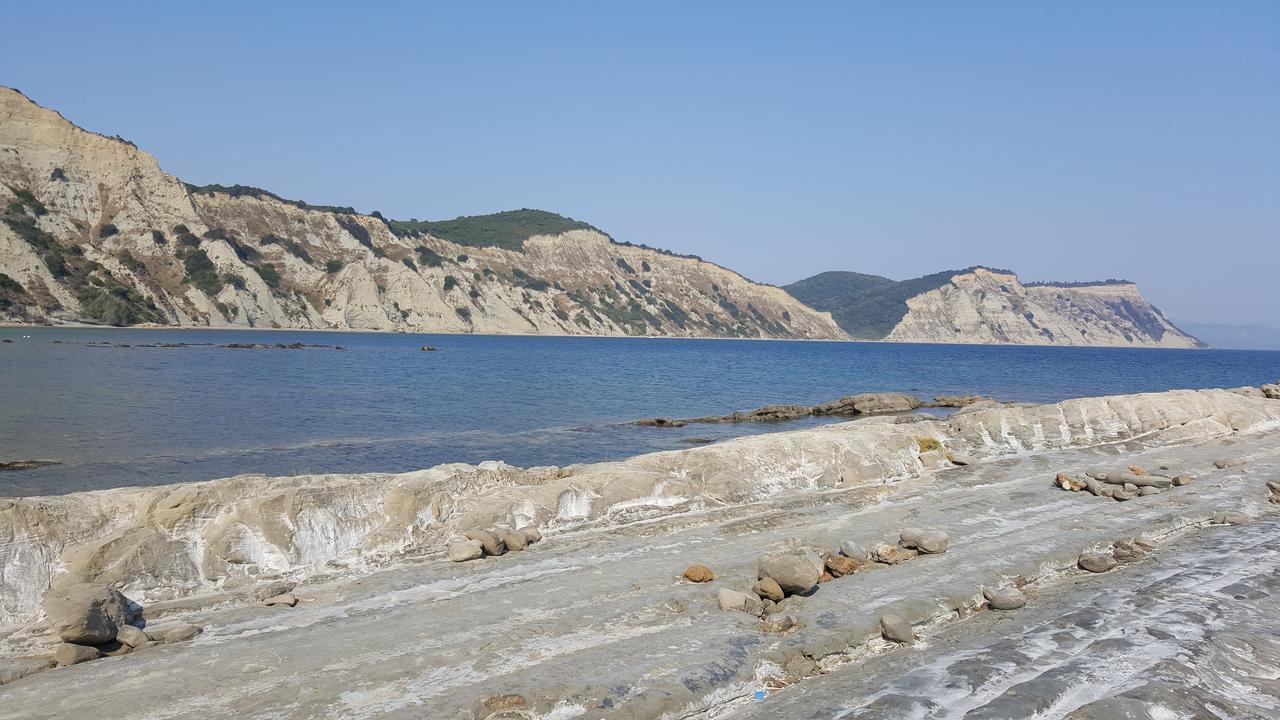 Apollo Hotel Kavos Bagian luar foto